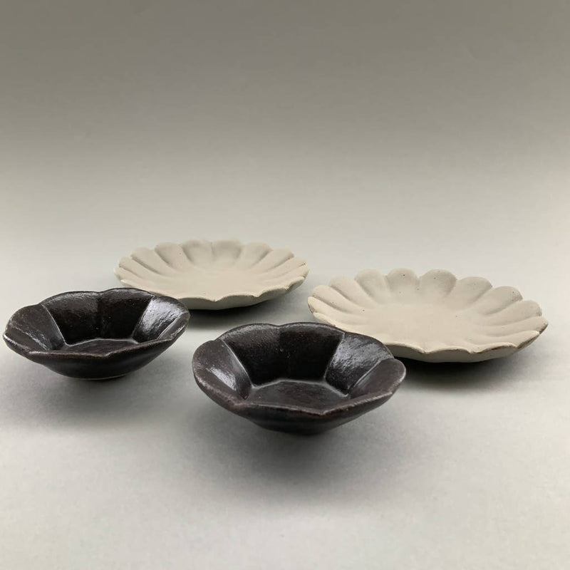【長谷川隆司（長谷川製陶所）】【４個セット】花丸小皿（白）２個/花丸小鉢（黒）２個_益子焼