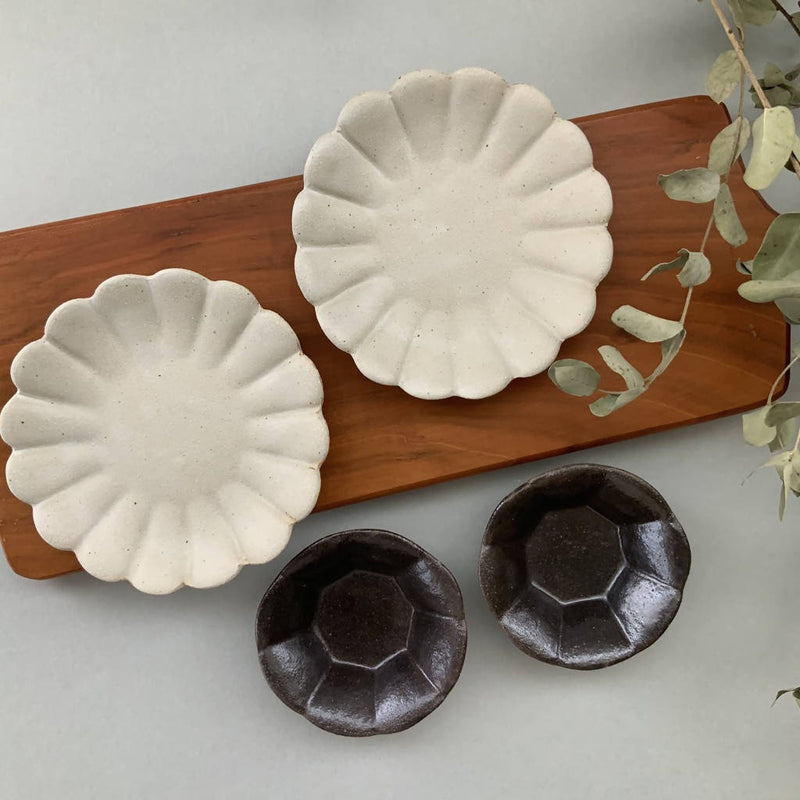 【長谷川隆司（長谷川製陶所）】【４個セット】花丸小皿（白）２個/花丸小鉢（黒）２個_益子焼